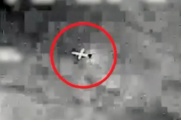 اسرائیلی فوج کی ایک ویڈیو دیکھی جا سکتی ہے جس میں کل کے ڈرون کو روکتے ہوئے دکھایا گیا ہے (اے ایف پی)