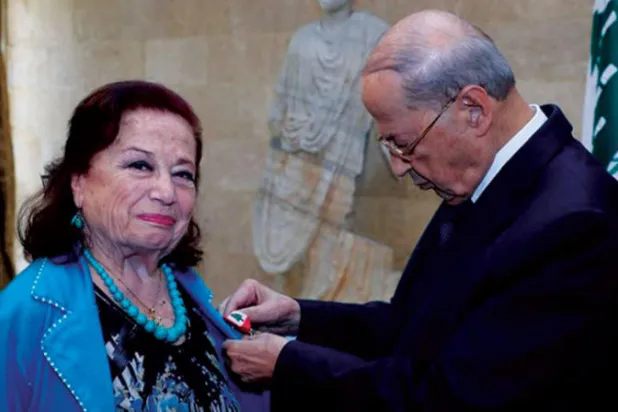 صورة نشرتها جورجيت جبارة في «فيسبوك» تظهر الرئيس اللبناني ميشال عون معلقاً وسام الاستحقاق الفضي على صدرها
