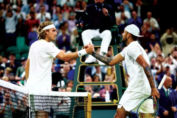 كيريوس وتسيتيباس يتصافحان بعد مباراة صاخبة بالأحداث (رويترز)