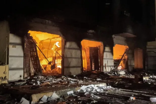 آگ نے طبرق میں پارلیمنٹ کے ہیڈ کوارٹر کو اس وقت اپنی لپیٹ میں لے لیا ہے جب گزشتہ رات مظاہرین نے اس پر دھاوا بولا (اے ایف پی)