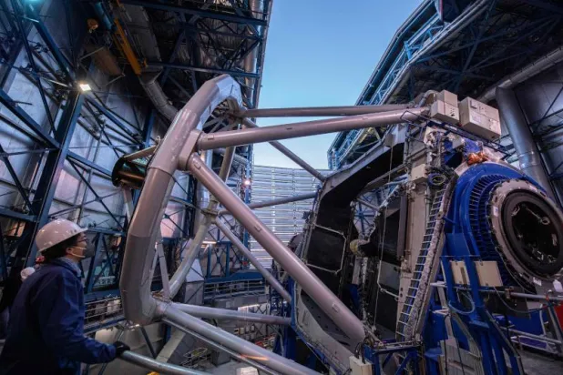 عالِم تشيليّ ينظر إلى منصة التلسكوب «VLT» بمرصد «بارانال» في صحراء أتاكاما (أ.ف.ب)