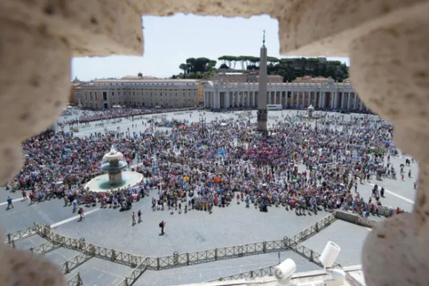 صورة وزّعها إعلام الفاتيكان لمؤمنين قبل أيام في ساحة القديس بطرس (إ.ب.أ)