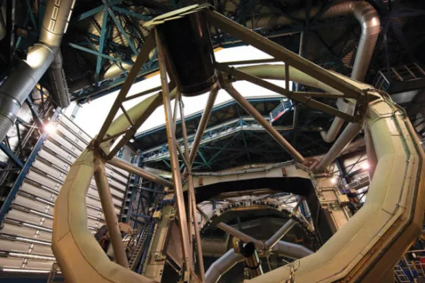 أحد التلسكوبات الضوئية على منصة «في إل تي» بمرصد «بارانال» في صحراء أتاكاما (أ.ف.ب)