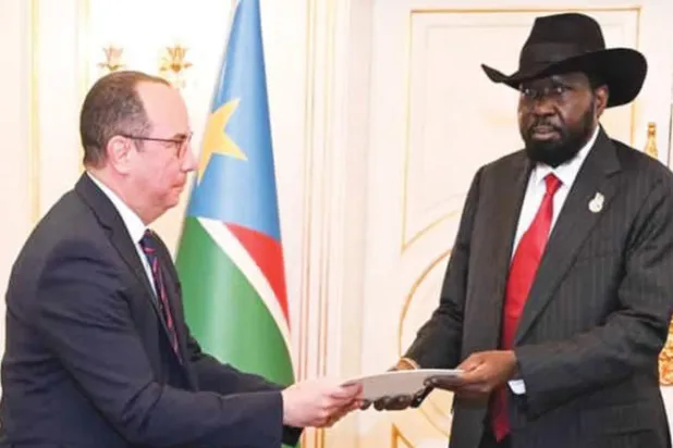 رئيس جنوب السودان يتسلم دعوة المشاركة في «كوب27» من السفير المصري في جوبا (الخارجية المصرية)