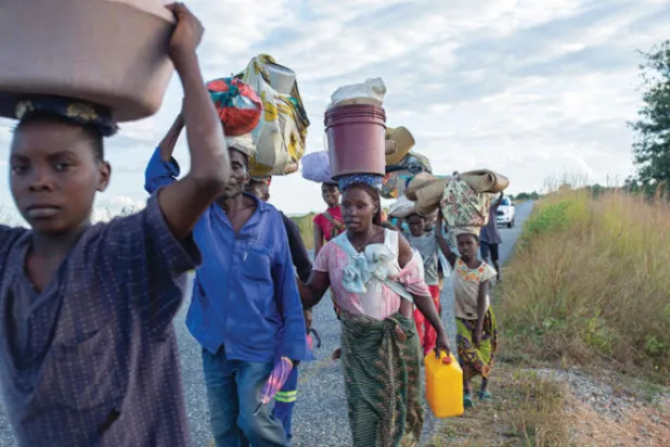 عائلات نازحة فرت من مجتمع إمباير وهي بلدة تقع في مقاطعة كابو ديلجادو بشمال موزمبيق من المتمردين المسلحين الذين هاجموا بلدتهم في 12 يونيو (أ.ف.ب)
