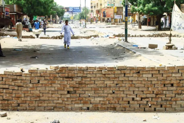 جانب من حملة الاعتصامات وإغلاق الطرق في جنوب الخرطوم (أ.ف.ب)