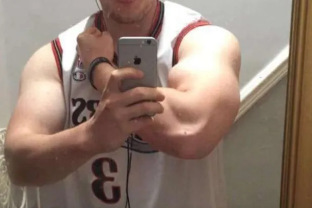 شاب يلتقط صورة من هاتفه (سكاي نيوز)