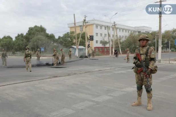 أفراد من الجيش في نوكوس عاصمة منطقة قرقل باغستان (رويترز)