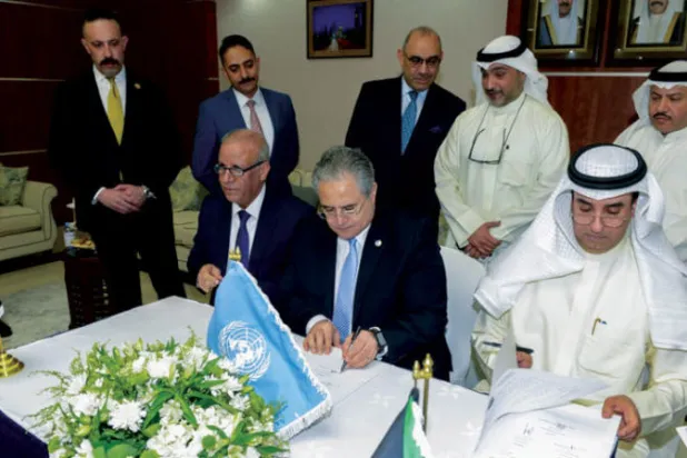 مساعد وزير الخارجية الكويتي ناصر القحطاني وممثل الأمين العام للأمم المتحدة الدكتور طارق الشيخ لدى تسليم شحنة من الممتلكات الكويتية من العراق (كونا)