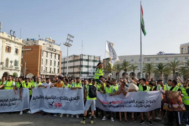 Başkent Trablus'ta Şehitler Meydanı'nda toplanan yüzlerce kişi yolsuzluğa karşı sloganlar attı (AFP)