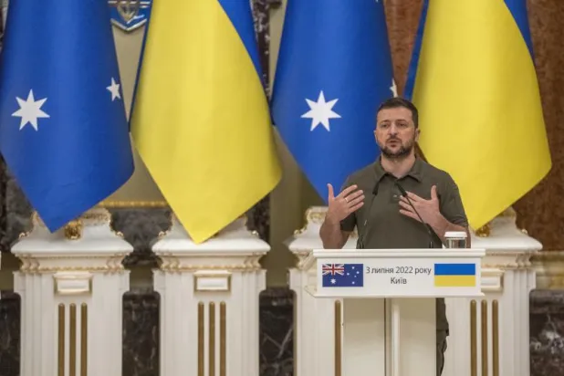 الرئيس الأوكراني فولوديمير زيلينسكي يتحدث خلال مؤتمر صحافي أمس مع رئيس الوزراء الأسترالي أنتوني ألبانيز في كييف (أ.ب)