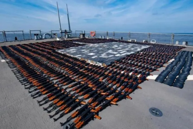 21 Aralık 2021’de Arap Denizi'nde bir balıkçı teknesinde ele geçirilen bir kaçak silah sevkiyatı (Merkez Komutanlığı)