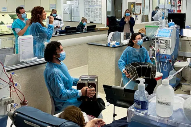 عازفو «التانغو» يؤدون عروضهم بغرفة غسل الكلى في مونتيفيديو (أ.ف.ب)