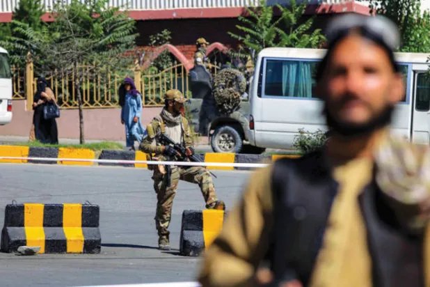 عناصر من «طالبان» يؤمنون مكان انعقاد مؤتمر «اللويا جيرجا» في العاصمة كابل الأسبوع الماضي (إ.ب.أ)