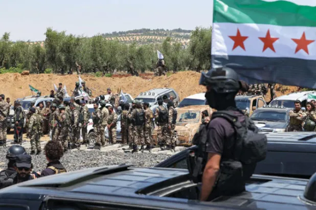 عناصر من المعارضة السورية المدعومة من تركيا تستعد للمعركة المتوقعة (أ.ف.ب)