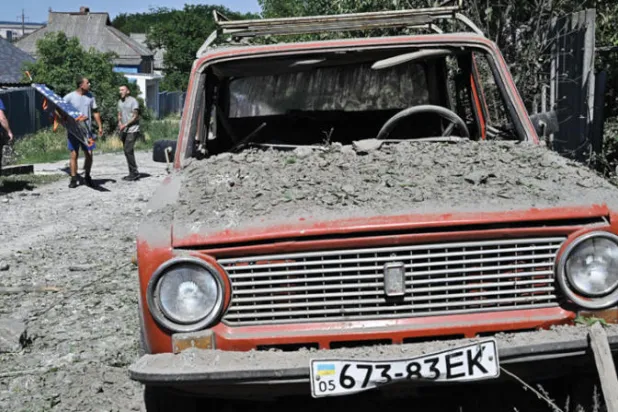 سكان في مدينة كراماتورسك (شرق أوكرانيا) المتضررة بالحرب أمس (أ.ف.ب)