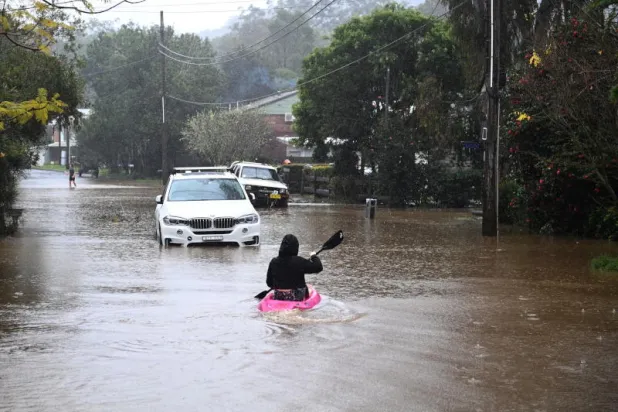 المياه تغمر الطرقات في ولاية نيو ساوث ويلز على الساحل الشرقي لأستراليا (إ.ب.أ)