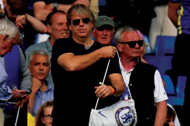 بوهلي وعد بحزم إدارته مع التنمر وتنظيف تشيلسي من البيئة المسمومة (أ.ب)