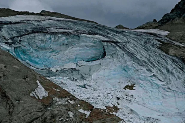 صورة التقطتها هليكوبتر تُظهر الفجوة التي أحدثها الانهيار الجليدي في جبل مامولادا بشمال إيطاليا (أ.ف.ب)