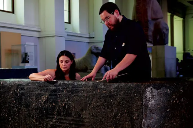 خبراء الترميم بالمتحف البريطاني أثناء تنظيف «الحوض المسحور» (المتحف البريطاني)