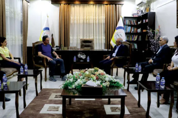 السفير الفرنسي ستيفان روماتيه مع قادة الإدارة الذاتية بمدينة القامشلي شمال شرقي سوريا أمس