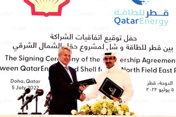 المهندس سعد بن شريده وزير الدولة لشؤون الطاقة القطري العضو المنتدب والرئيس التنفيذي لـ«قطر للطاقة»، وبن فان بيوردن الرئيس التنفيذي لشركة «شل» (الشرق الأوسط)