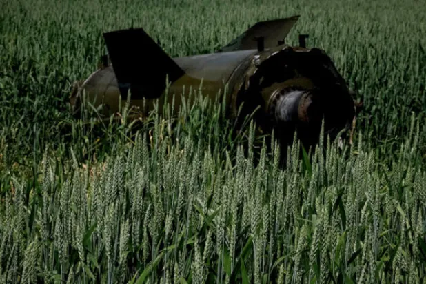 ما تبقى من صاروخ روسي في حقل للقمح في دونتيسك بأوكرانيا(رويترز)