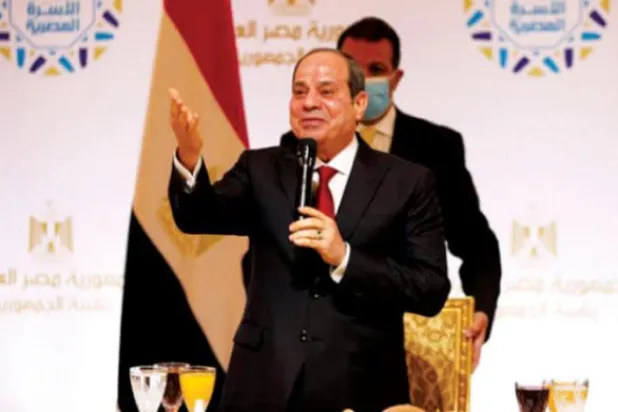 السیسی کو مصری خاندان کے افطار  کے دوران سیاسی مکالمے کی دعوت دیتے ہوئے دیکھا جا سکتا ہے (مصری ایوان صدر)