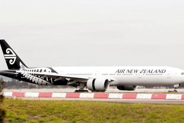 طائرة تابعة لشركة طيران نيوزيلندا تهبط في مطار بأستراليا (رويترز)