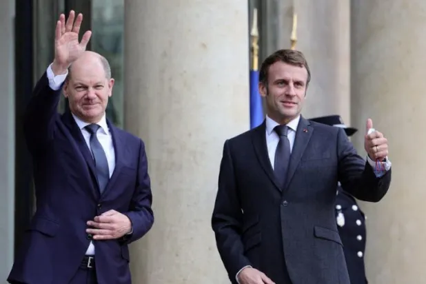 الرئيس الفرنسي إيمانويل ماكرون والمستشار الألماني أولاف شولتس (أرشيفية-رويترز)