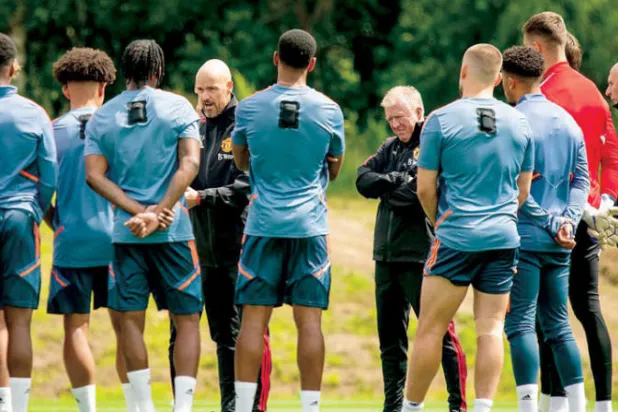 تن هاغ وطاقمه التدريبي خلال أول محاضرة للاعبين من دون رونالدو في رحلة الإعداد للموسم الجديد (غيتي)