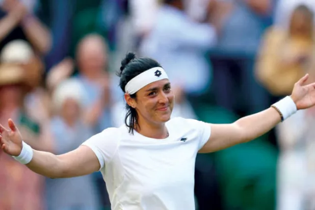 أنس جابر تفتح ذراعيها للتاريخ في ملعب ويمبلدون (رويترز)