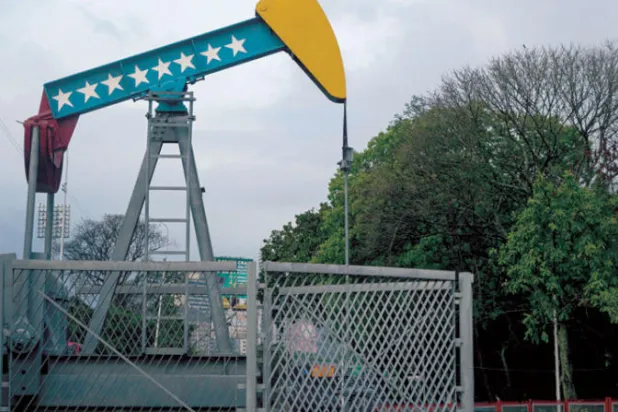 حفار بحقل نفطي في فنزويلا التي بدأت تخفض الأسعار في السوق لمجاراة أسعار روسيا المنخفضة بسماح من الولايات المتحدة (إ.ب.أ)