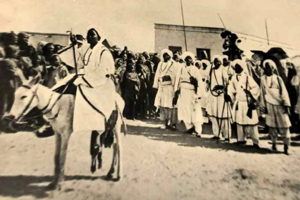 Sudan'ın batısından başlayıp Mekke'ye uzanan yolculuk kervanbaşının sesiyle başlıyordu (Sultan Ali Dinar Sarayı ve Müzesi)