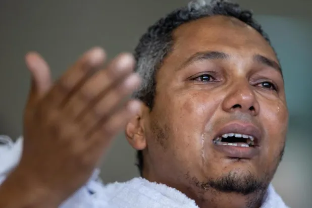 الدموع تغلب أحد الحجاج لحظة وصوله إلى المسجد الحرام في مكة المكرمة لتأدية طواف القدوم (واس)