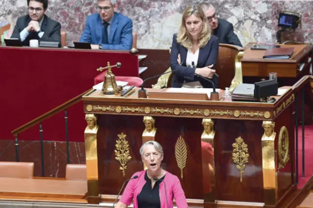 إليزابيث بورن متحدثة أمام البرلمان أمس (أ.ف.ب)