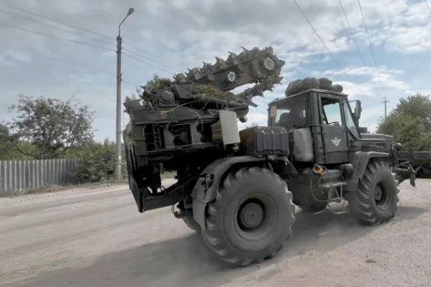 عربة عسكرية في سيفيرسك شرقي أوكرانيا في 26 يونيو (أ.ف.ب)