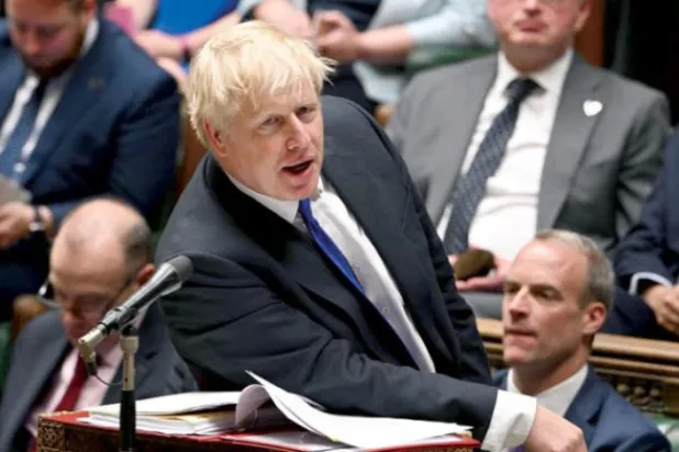 جانسن کو استعفیٰ کے مطالبات کا جواب دینے کا وعدہ کرتے ہوئے دیکھا جا سکتا ہے (اے ایف پی)