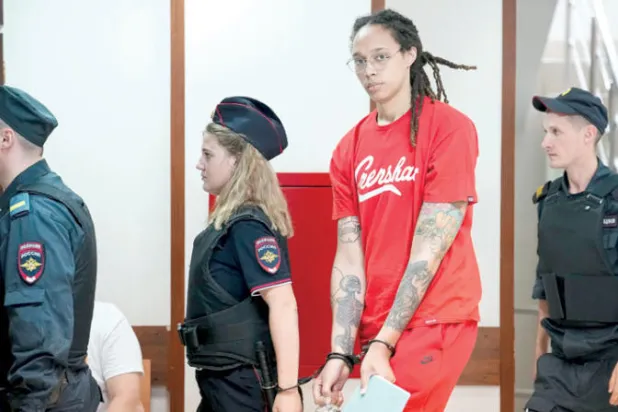 شرطيون روس يرافقون غرينر إلى المحكمة خارج موسكو (أ.ب)