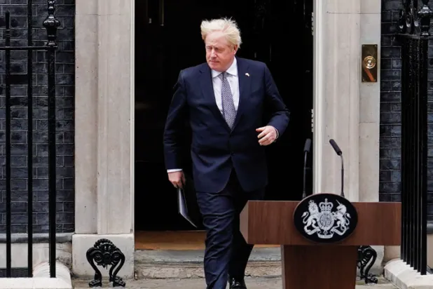 جونسون لدى خروجه من 10 داونينغ ستريت(ا.ب)