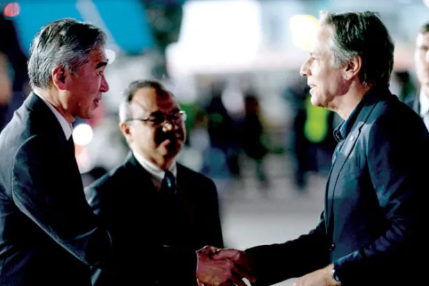 وفد إندونيسي يستقبل بلينكن لدى وصوله إلى بالي في 7 يوليو (أ.ب)