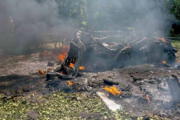 سيارة متفحمة في منطقة سكنية بكراماتورسك في منطقة دونيتسك، في 7 يوليو (أ.ب)