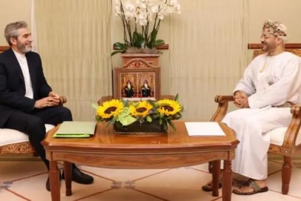 البوسعيدي يستقبل باقري كني في مسقط أمس (وكالة الأنباء العمانية)