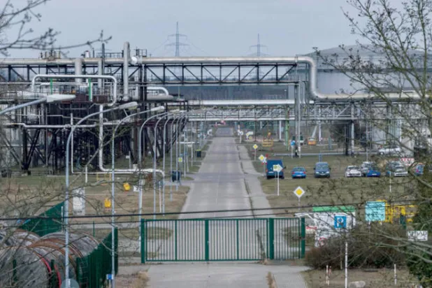 مجمع «PCK» الصناعي الذي يضم مصفاة نفط على بعد حوالي 110 كيلومترات شمال برلين شمال شرقي ألمانيا (أ.ف.ب)