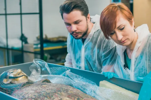 عالمة الأنثربولوجيا مارزينا أواريك زيلكي مع الباحث الرئيسي فويتشخ إجسموند (الفريق البحثي)