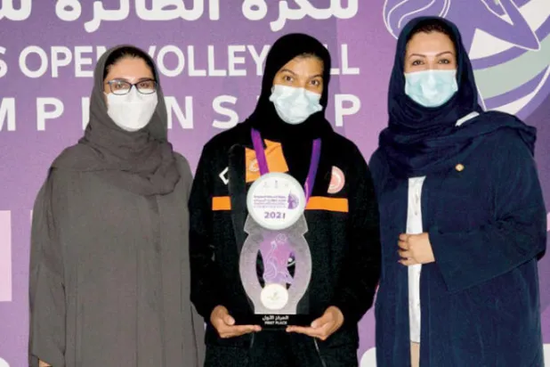 القحطاني (يمين) خلال رعايتها لإحدى البطولات (الشرق الأوسط)