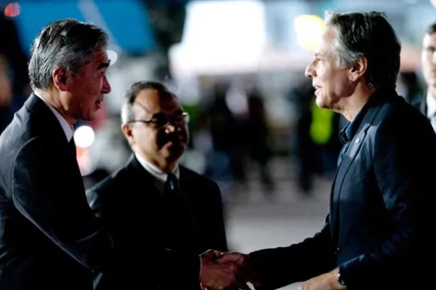 انڈونیشیا کے ایک وفد نے 7 جولائی کو بالی پہنچنے پر بلنکن کا خیر مقدم کیا (ا.ب)