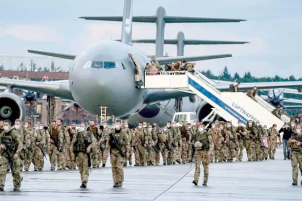 جنود من الجيش الألماني عقب وصولهم إلى مطار «ونستورف» في نهاية عملية إجلاء عسكرية لنقل المواطنين الألمان والعمال المحليين من أفغانستان (أ.ف.ب)