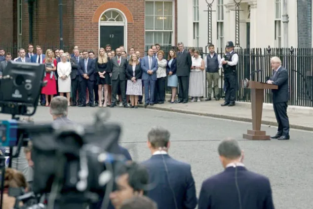 جونسون لدى إلقائه خطاب الاستقالة خارج 10 داونينغ ستريت الخميس (د.ب.أ)