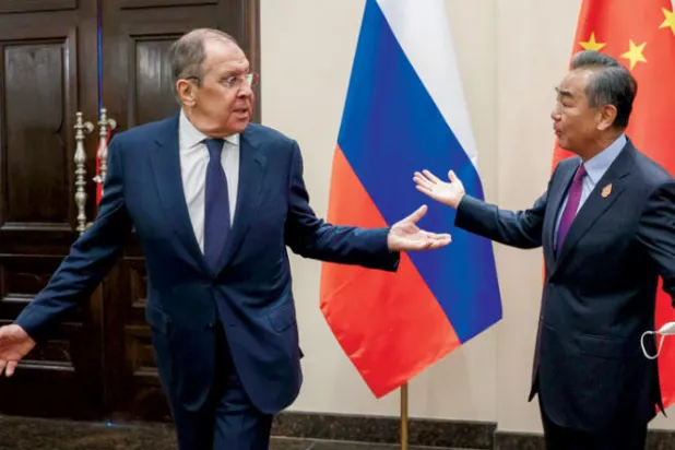 لافروف مع نظيره الصيني وانغ يي (أ.ف.ب)